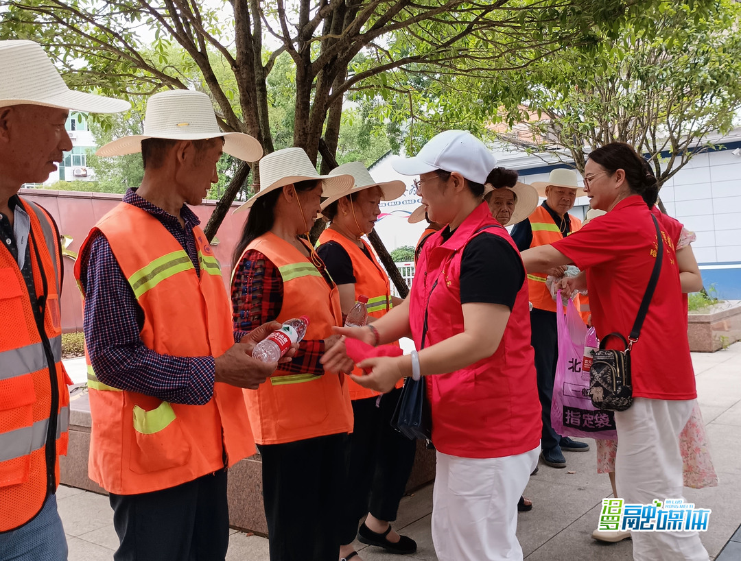 双色马甲为城市添彩！汨罗环卫工人收到志愿者的夏日“清凉礼包”