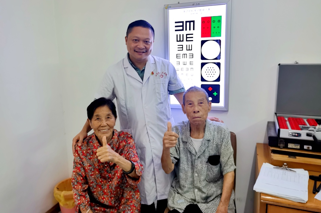 妙手施术，汨罗94岁抗美援朝老兵夫妇重见光明