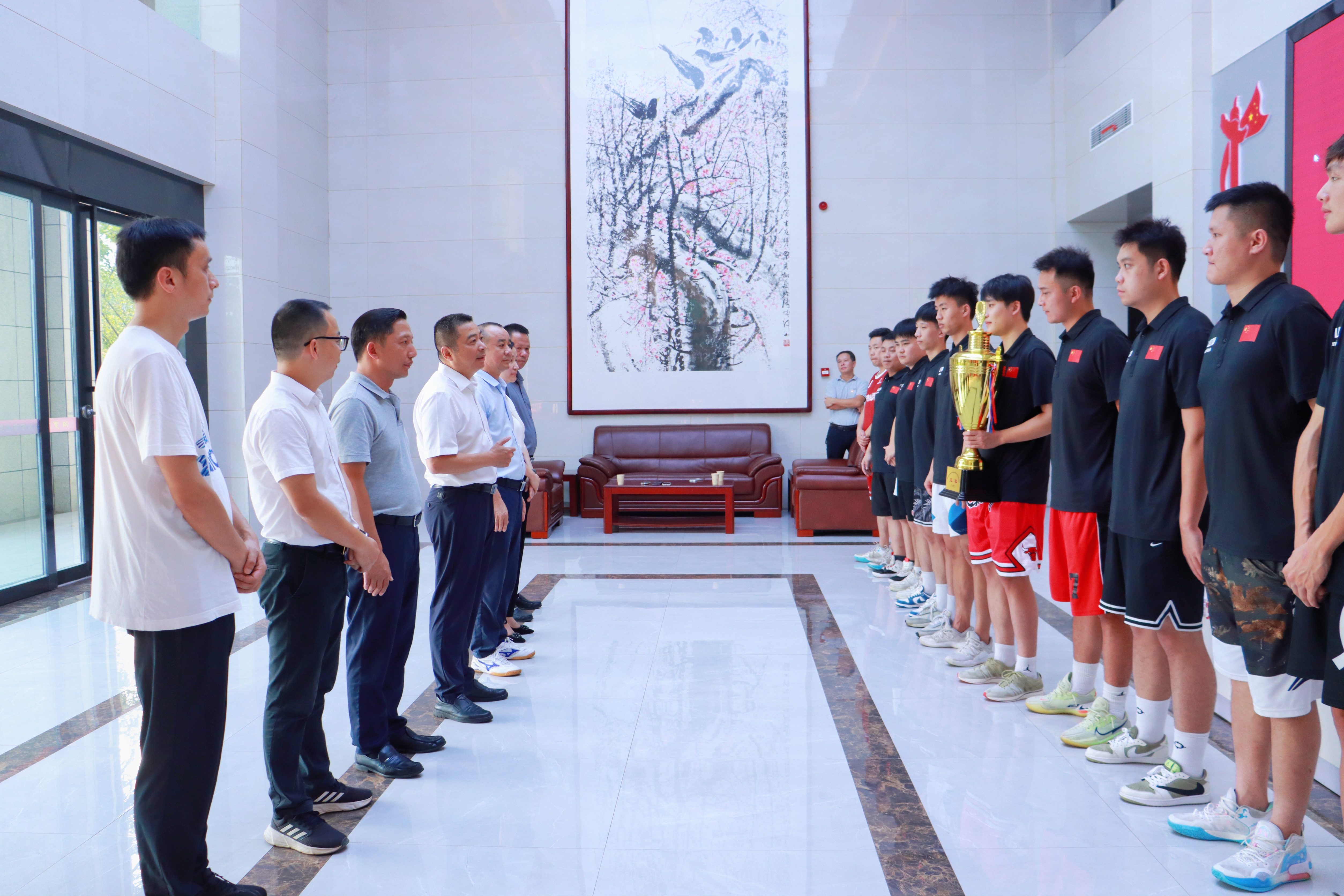 朱平波慰问全省“村BA”亚军川山坪镇队