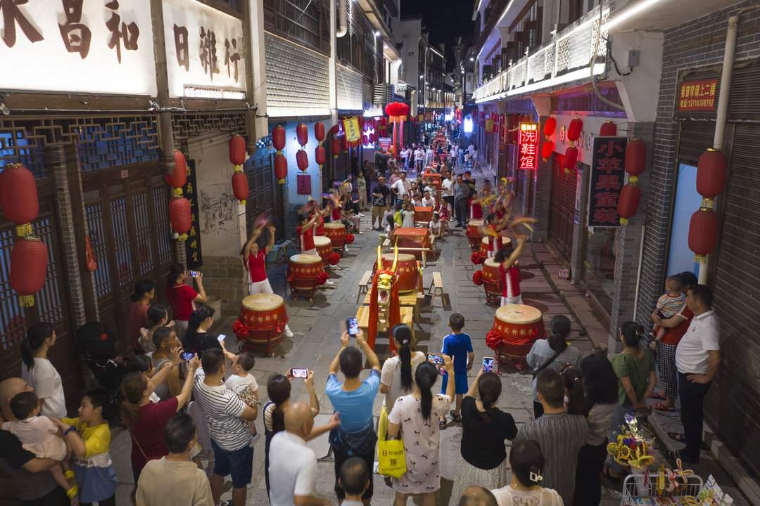 氛围感拉满！数百游客七夕夜游汨罗长乐，体验百米龙舟宴
