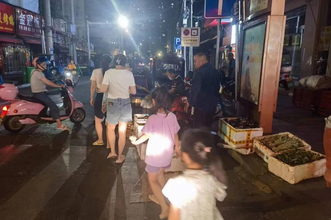 汨罗劳动北路：马路市场“变形记”