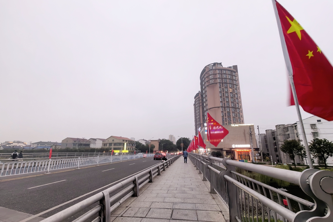 汨罗城管：街头飘扬“中国红” ，扮靓城市迎“双节”