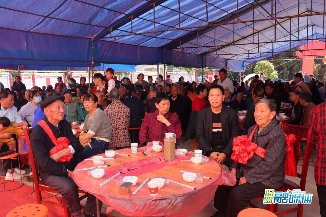 神鼎山镇鹅江村老年协会举行“孝行天下，大爱无疆”重阳庆典