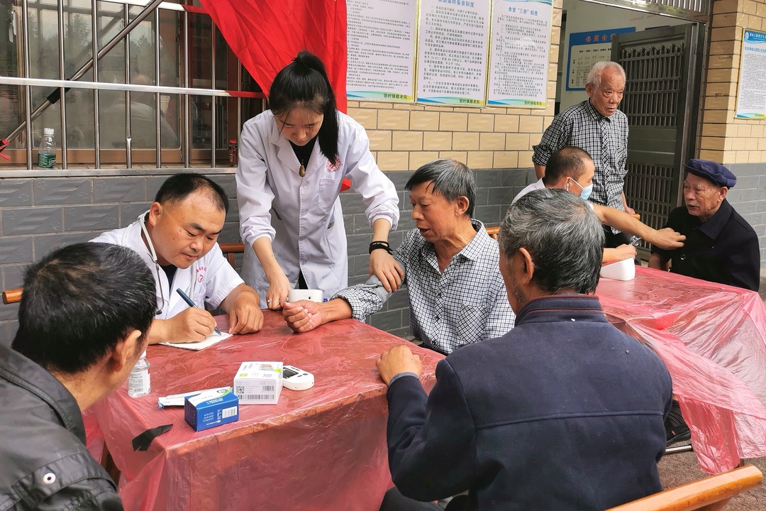 汨罗市妇幼保健院与弼时卫生院联合开展重阳爱心义诊活动
