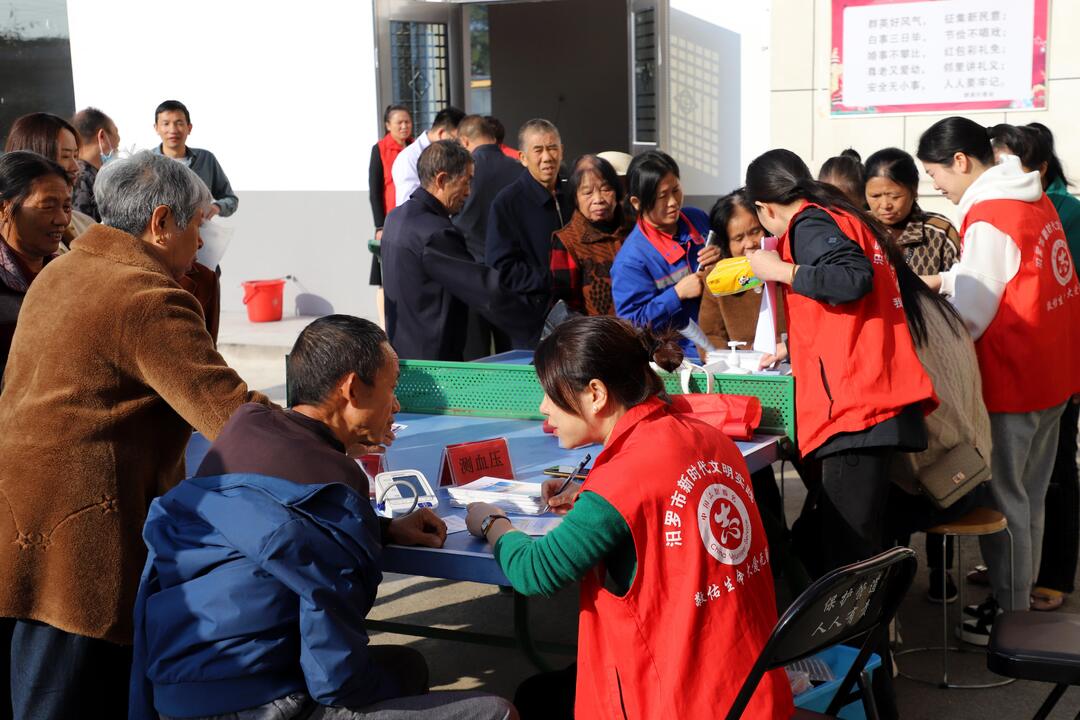 喜迎重阳送健康  市人民医院义诊活动走进群英村