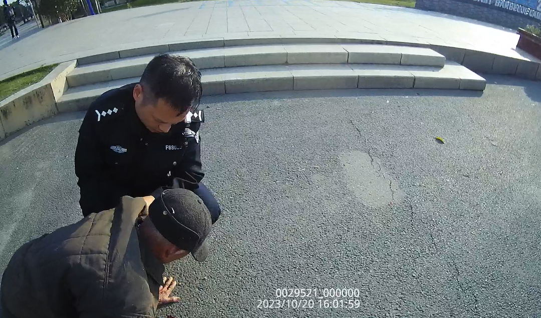 90岁高龄老人路边摔倒，汨罗交警热心救助