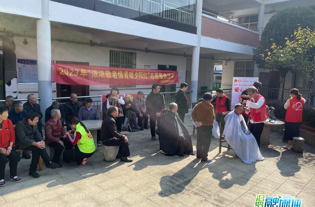 汨罗团市委到汨罗镇敬老院开展重阳节志愿服务活动