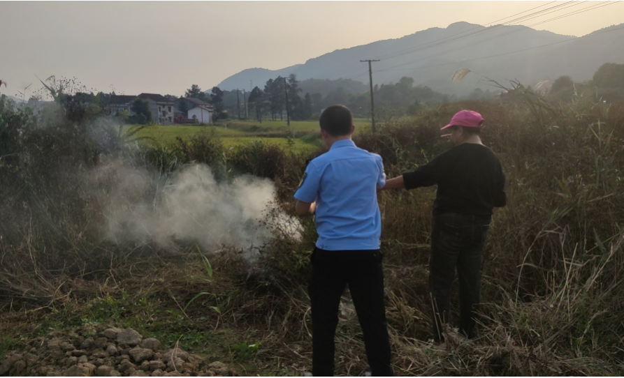 川山坪镇：落实“四个五”处罚措施，严禁秸秆露天焚烧