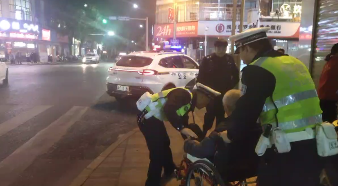 共创文明城｜路边老人不慎摔倒，交警暖心救助
