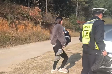 25分钟，他们把高烧昏厥的男童送到了医院