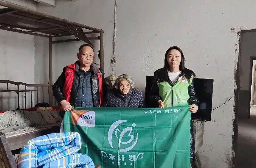 神鼎山镇：关爱困境老人， 助洁上门暖人心