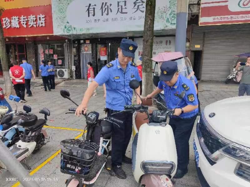 共创文明城丨党员进社区，市城管执法大队开展志愿服务活动