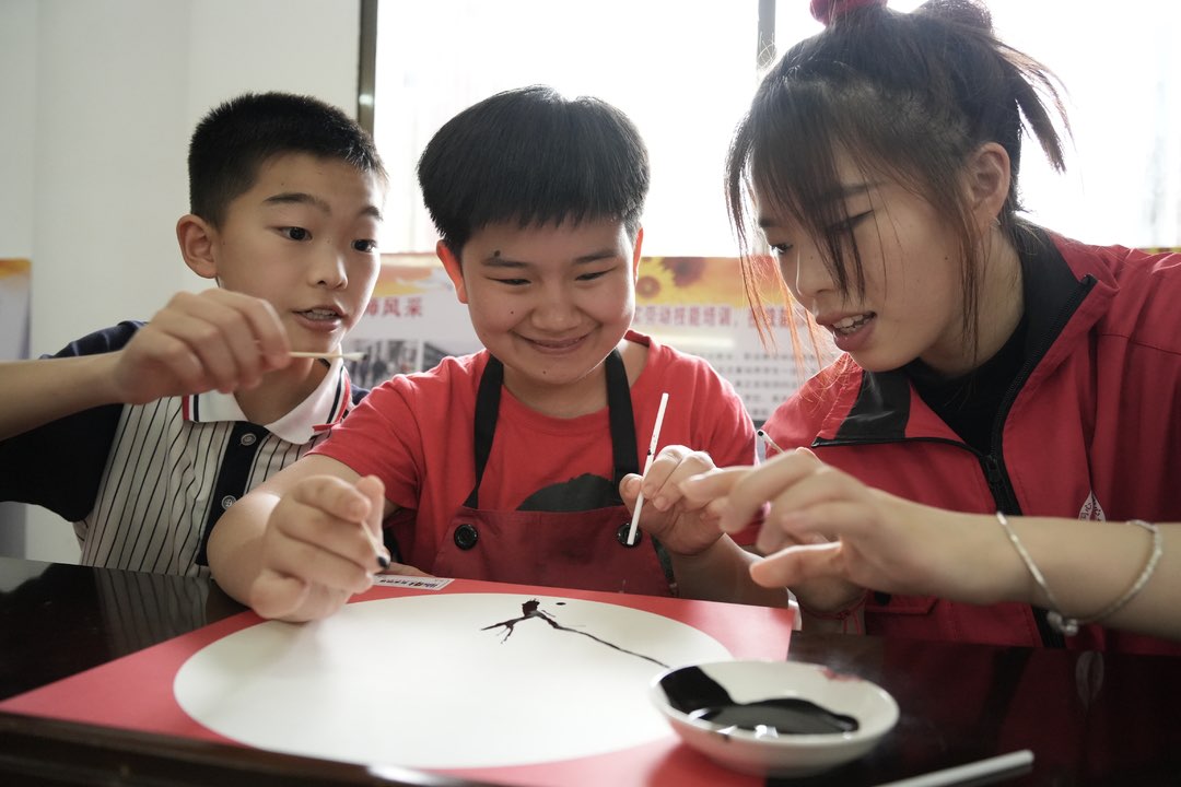 助残日来临前，汨罗市特殊学校上了一堂特别的美术课