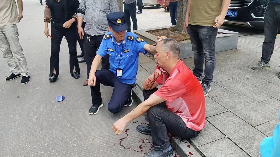 巡查路上暖人心！城管执法队员快速处理一起交通事故