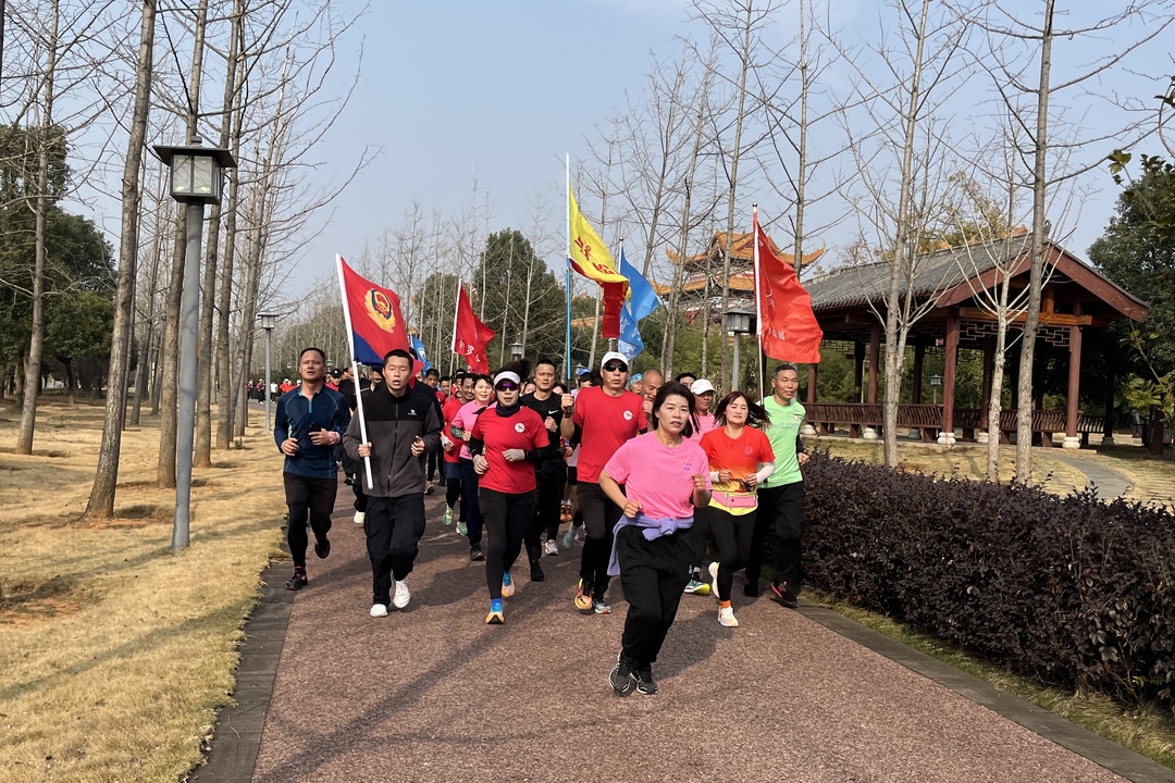 你好，2024! 汨罗市140余名跑步爱好者用奔跑迎新年