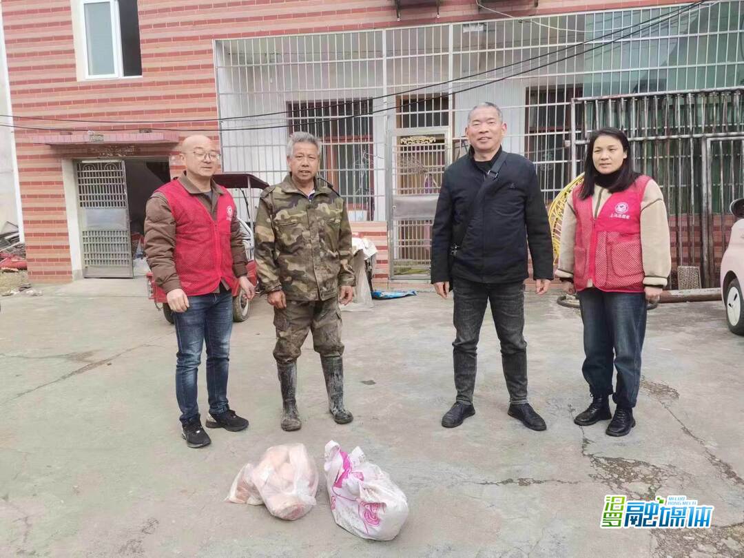 归义镇上马社区爱心企业慰问五保户