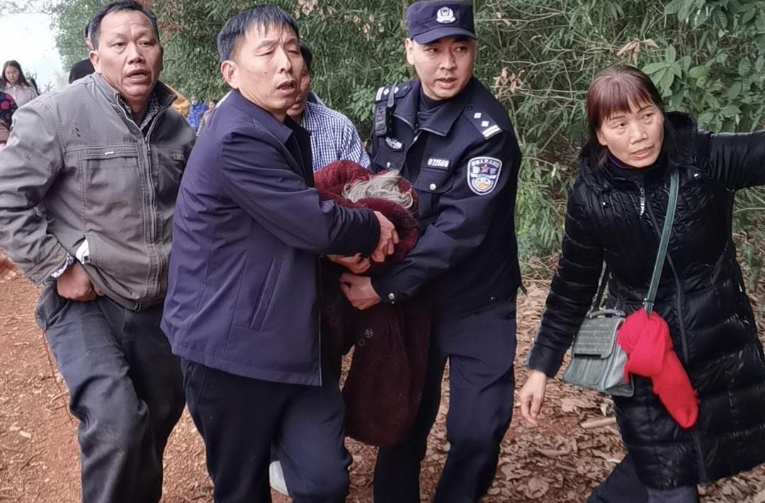 温暖的奇迹！白塘镇八旬老人走失六天，干群民警地毯式搜寻山中找回