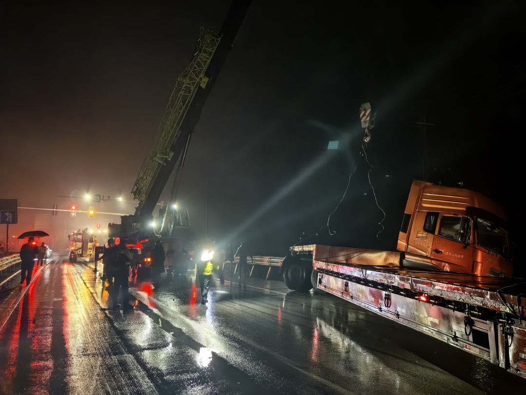 ﻿雨雪冰冻将至，交警紧急处置一起货车制动障碍致道路拥堵事件