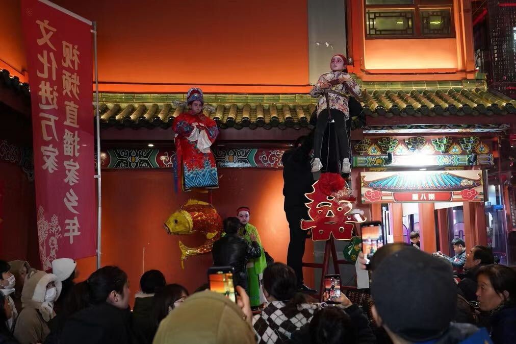 汨罗年味火了长沙！国家级非遗长乐抬阁故事会“演”进坡子街