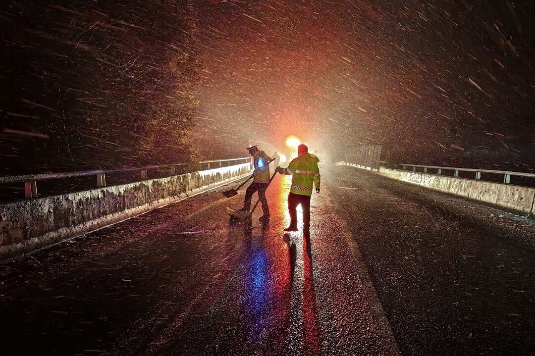 汨罗交警：站在雪里，战在雪里，暖在雪里