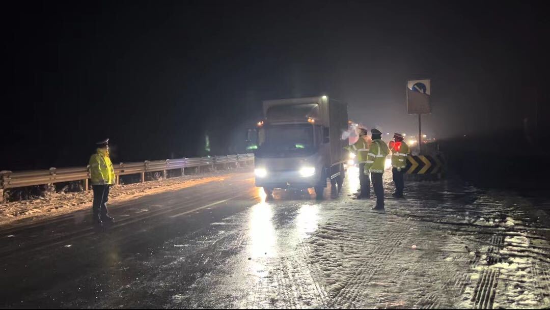 雪冻之夜，汨罗交警“忙”就亿点点