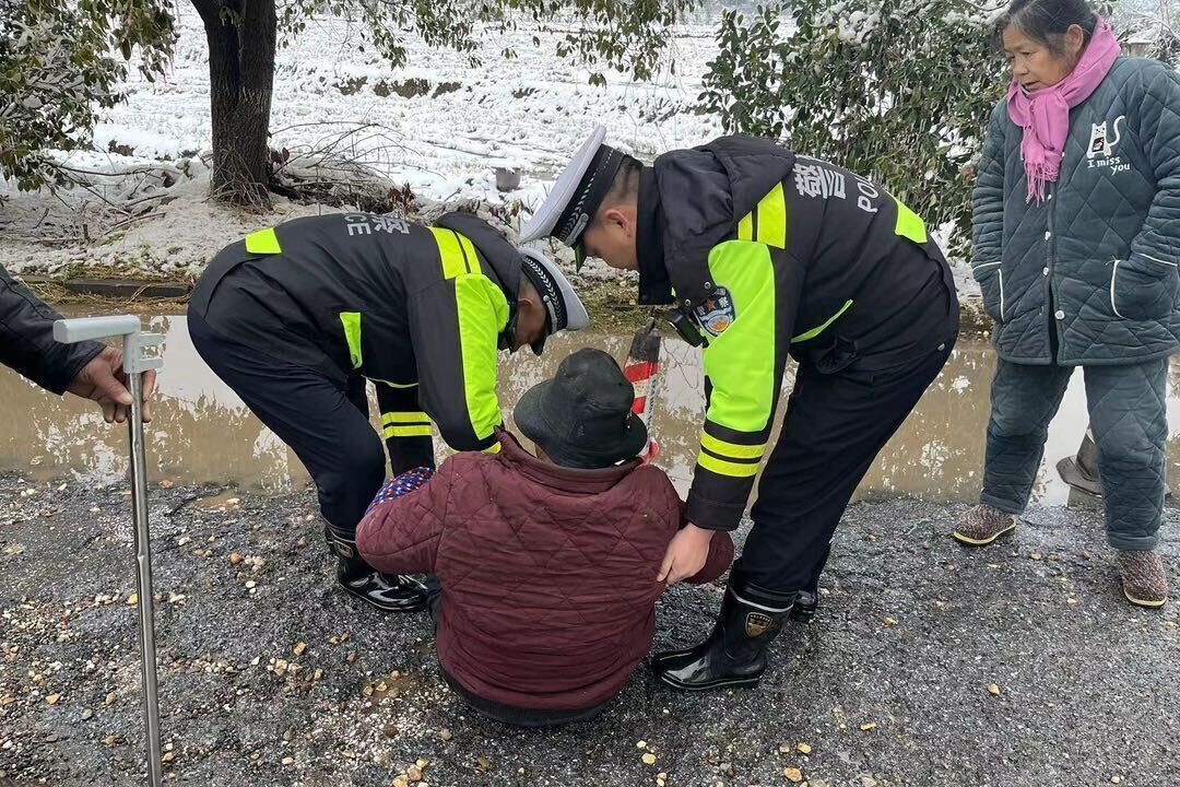 七旬老人雪天失足跌倒，汨罗交警助其返家