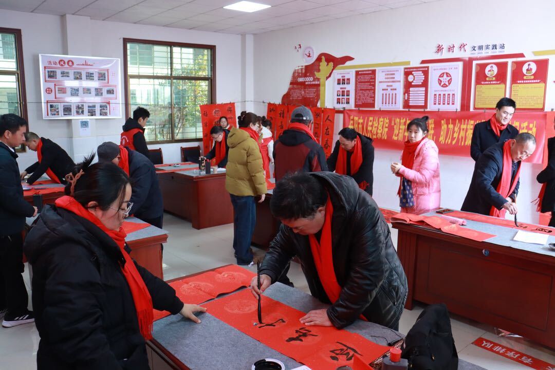 春联送暖 翰墨飘香 岳阳市人民检察院赴汨罗市屈子祠镇双楚村开展送春联下乡活动