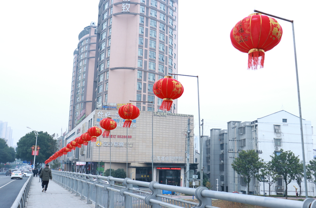 灯笼挂年味浓  汨罗新春“氛围组”上线啦！