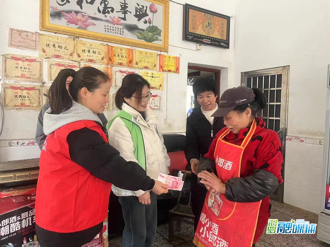 新市镇：社工送慰问，温暖困难群众