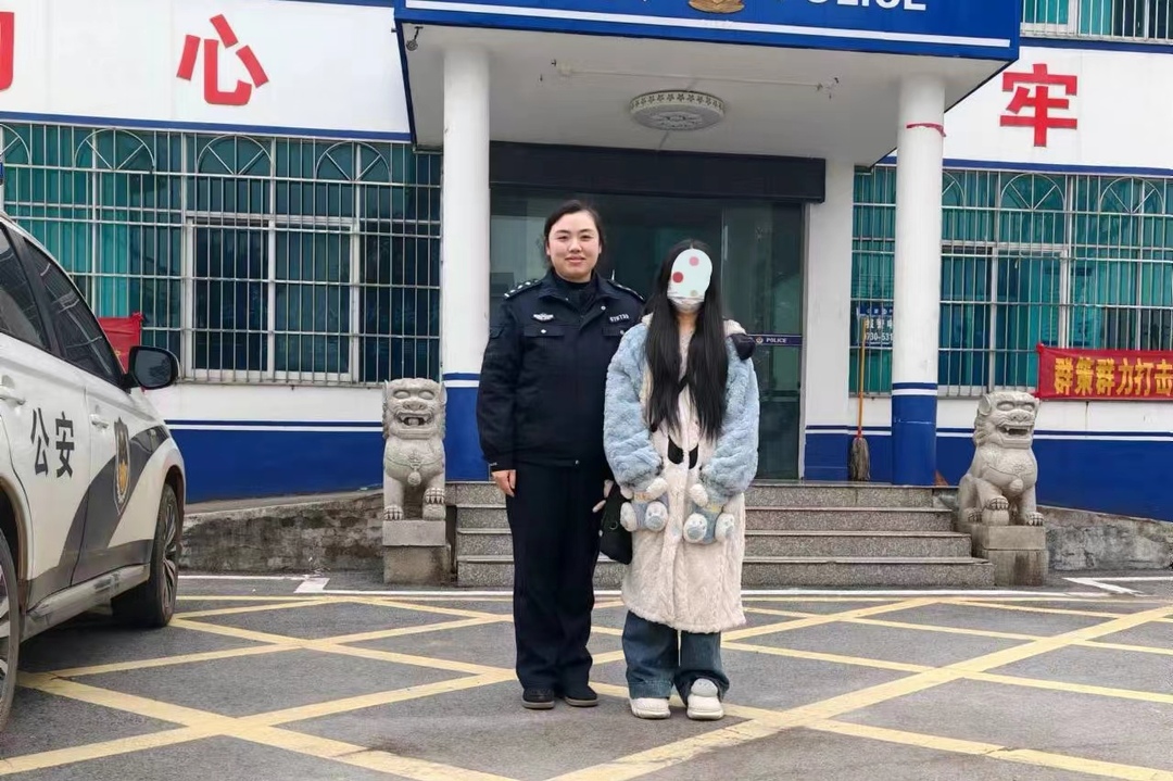 小姑娘粗心搭错车 公安民警暖心送回