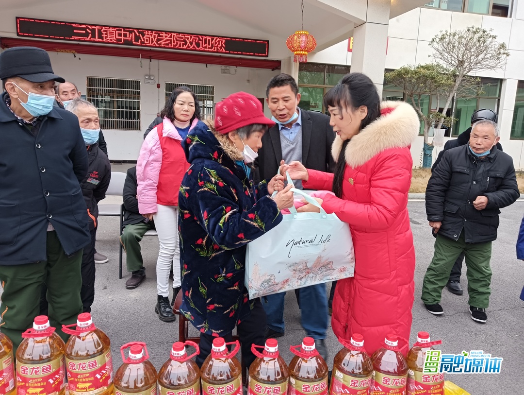 三江镇敬老院里暖意融
