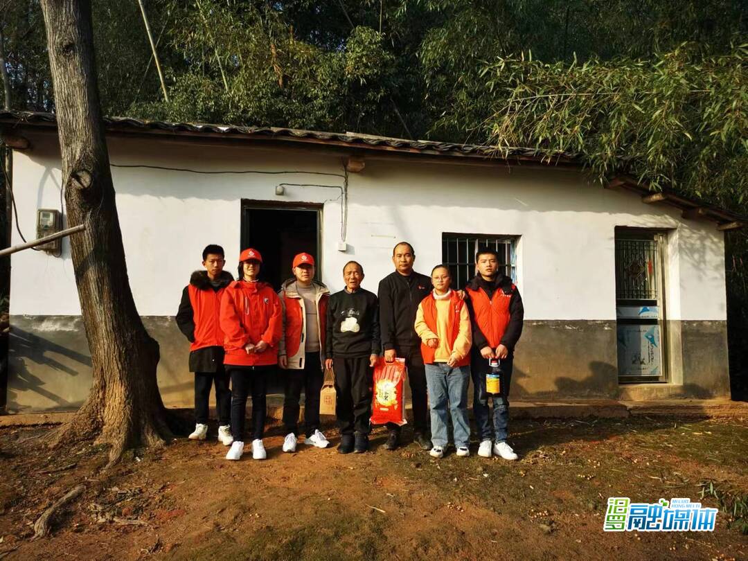 罗江镇群英村：党员志愿者买米买油慰问困难群众