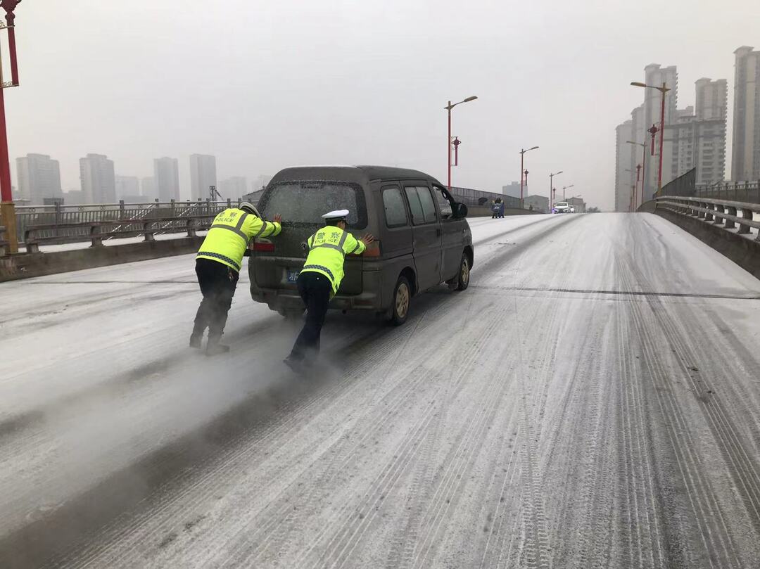 雪天路滑 汨罗民警街头执勤及时出手相助