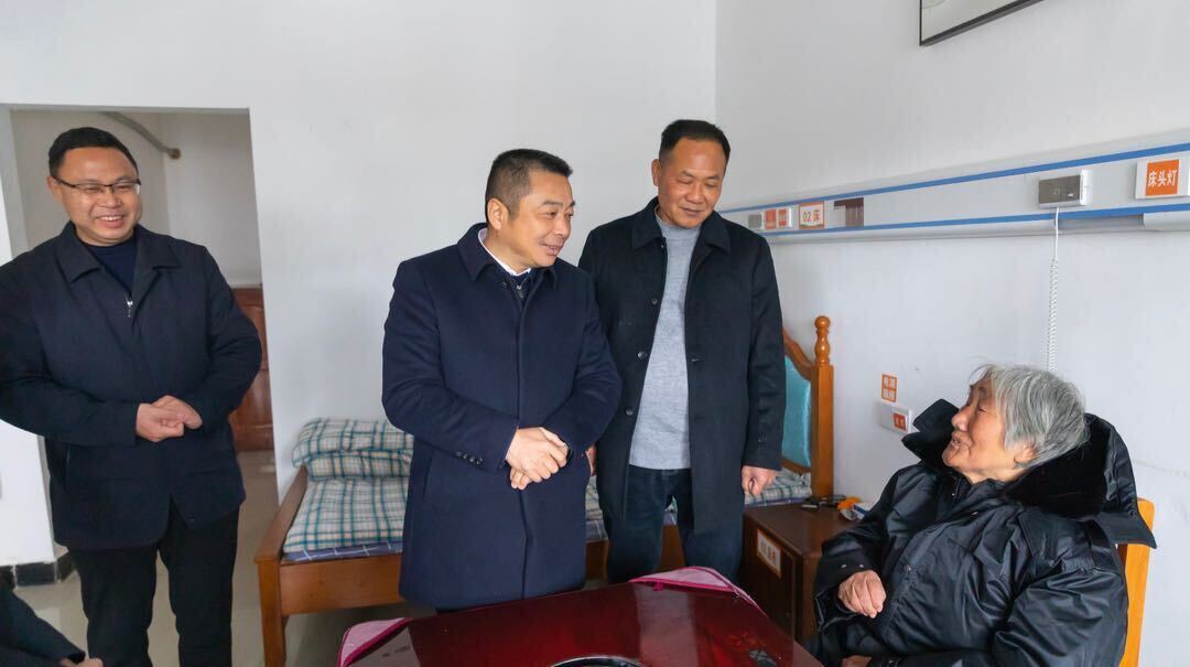 朱平波林恒求陪敬老院老人团年迎新春