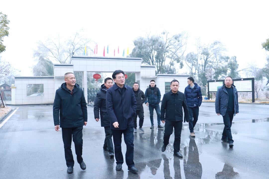 李运帷来汨罗慰问困难党员、困难群众与敬老院老人