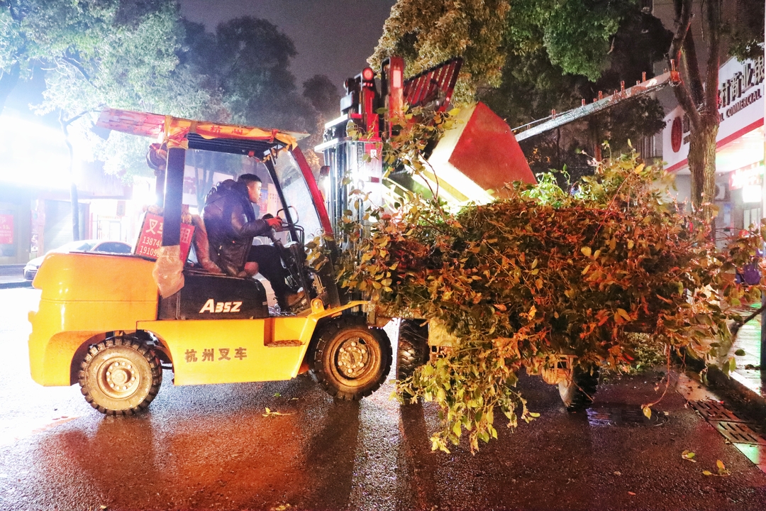 致敬！汨罗冰雪夜，他们彻夜“在岗”