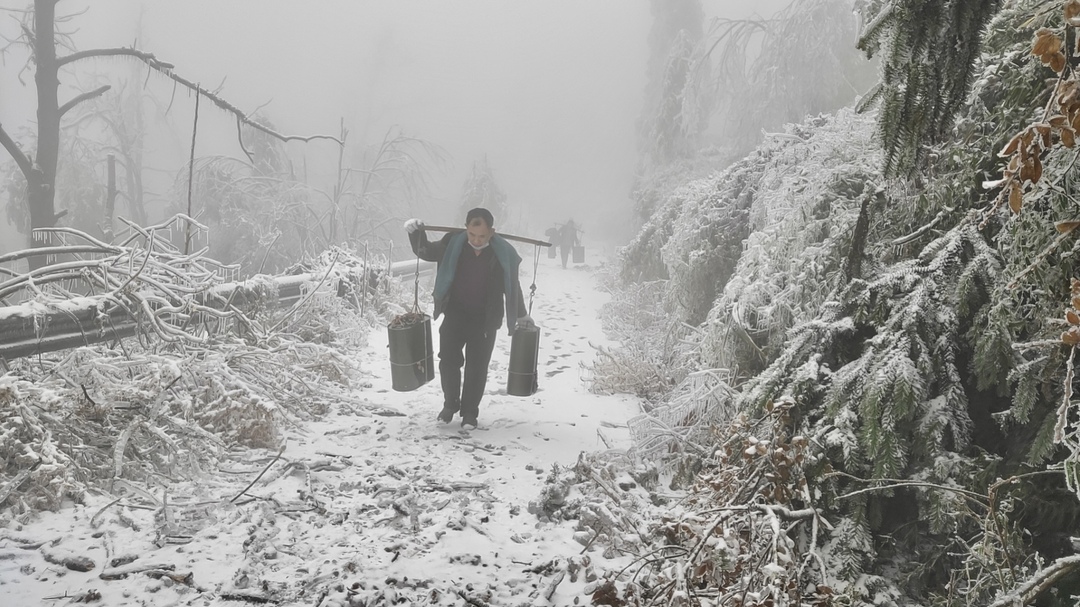 战冰雪 | 岳峰尖上的广电守护者为信号“发电”的6小时