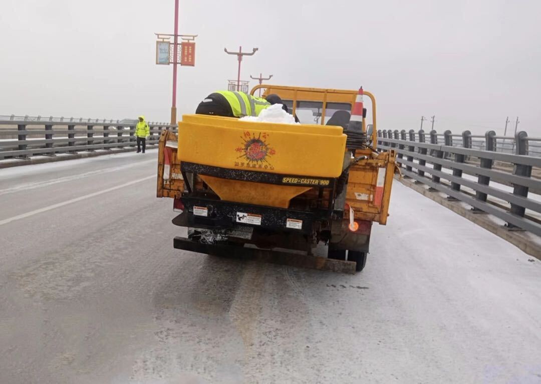 汨罗市公路建设养护中心：及时除冰清雪，保障道路畅通