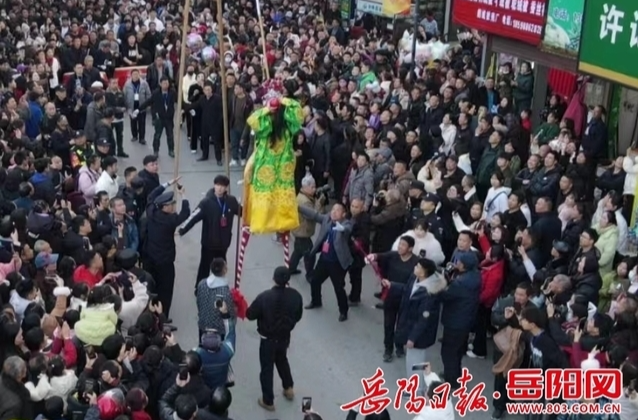 【岳阳日报】龙年长乐抬阁故事会⑥｜“高跷小王子”李求恩：踩得越高胆子越大