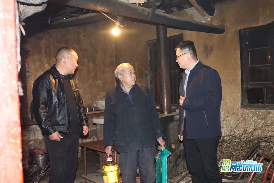 汨罗市政府办机关第三党支部到弼时镇白鹤洞村开展主题党日活动