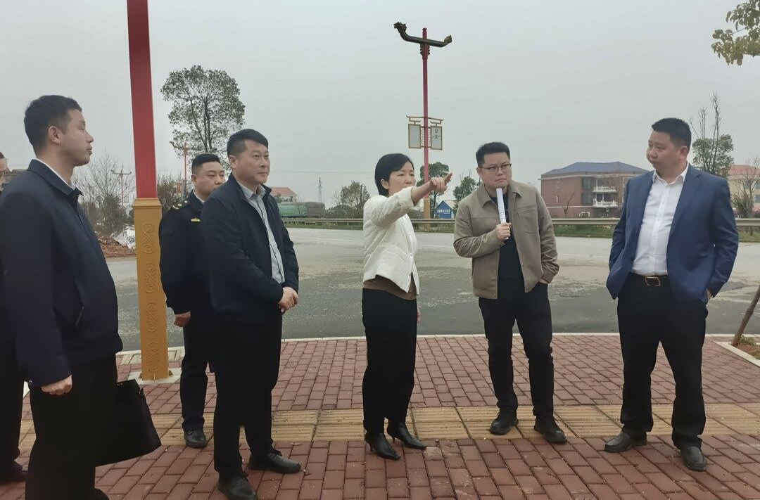 副市长任娜调度汨罗一中周边环境整治工作