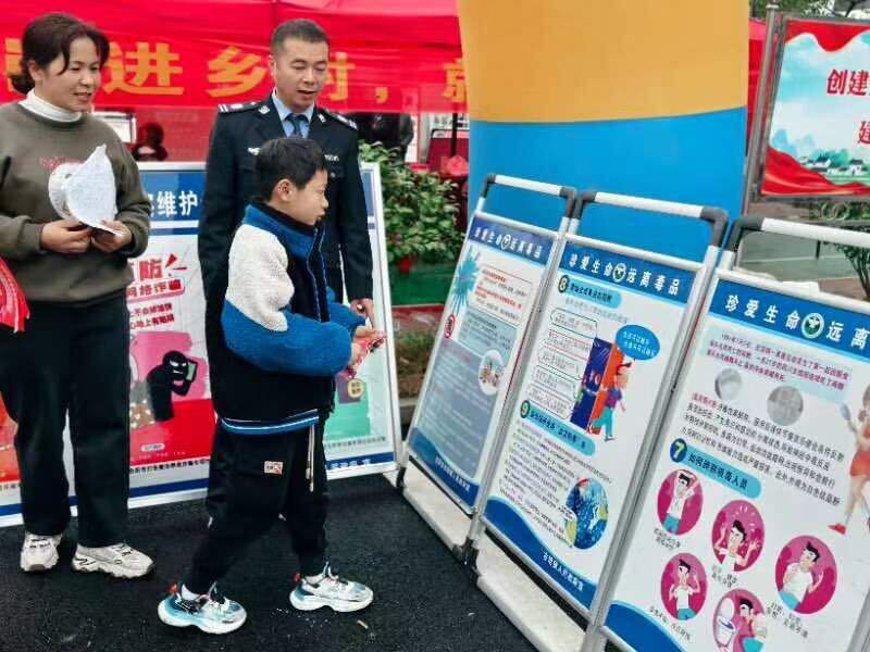 古培镇法制宣传走进招聘会现场