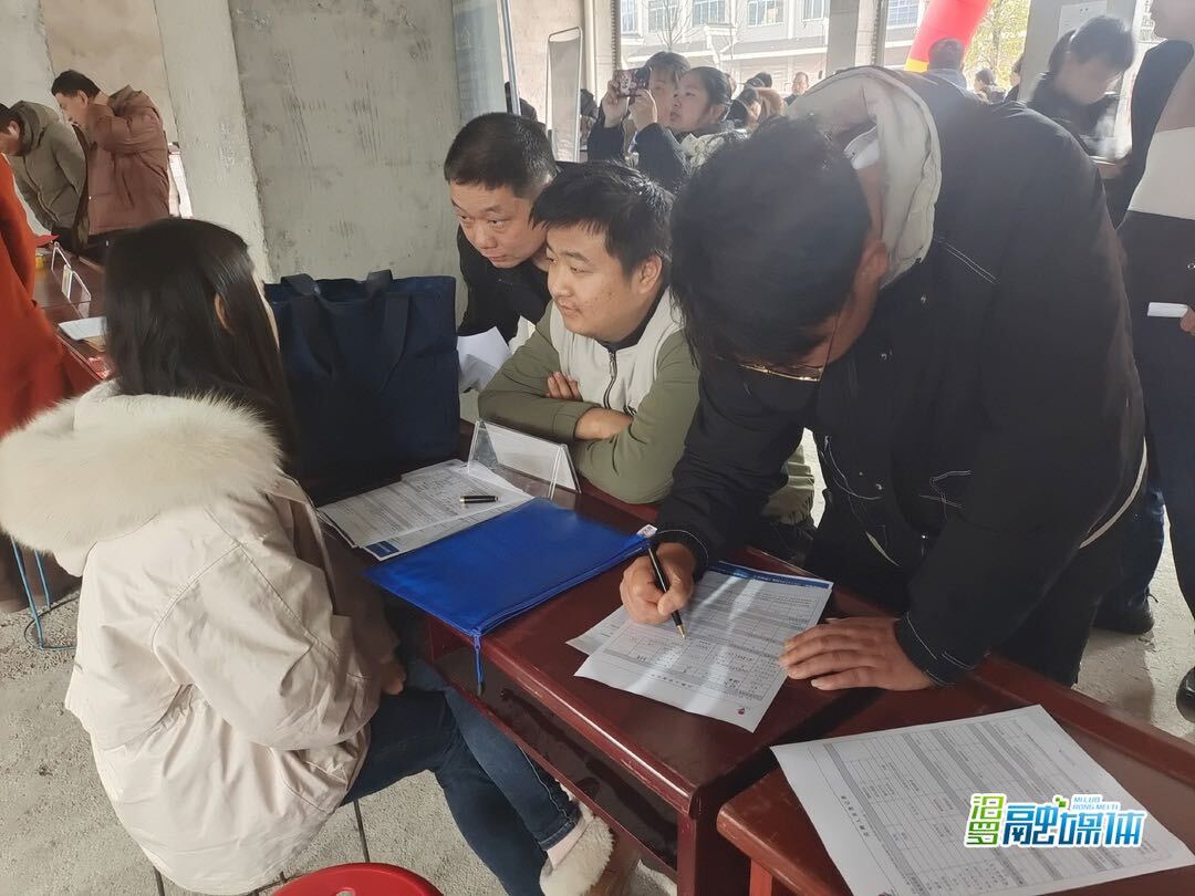 400余人现场求职！弼时镇为求职者送“就业春风”