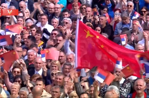 独家视频丨习近平向塞尔维亚欢迎人群挥手示意