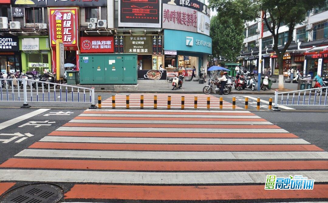醒目！汨罗这几处斑马线换上“橙白装”