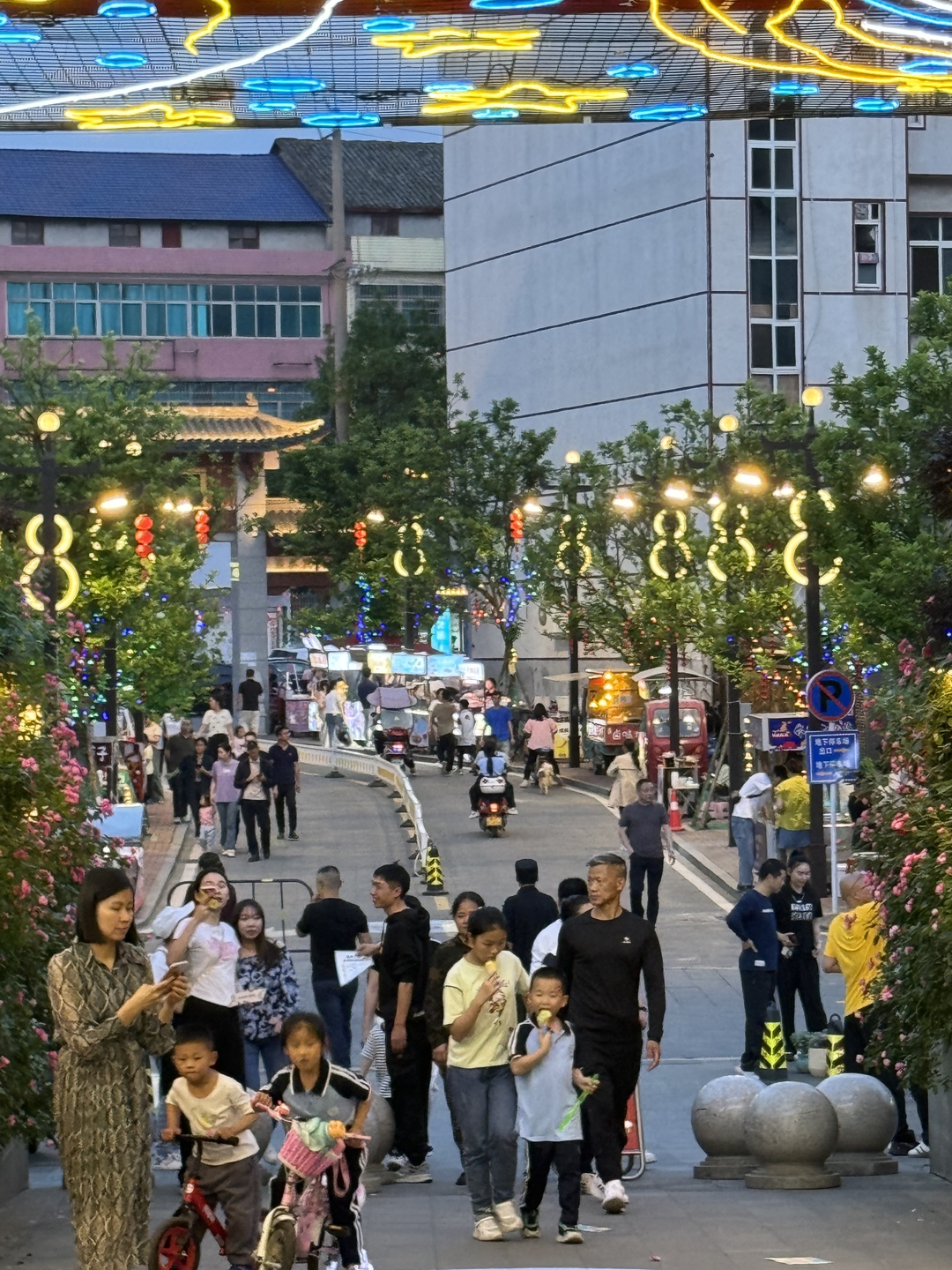 汨罗城管释放执法温度， 让“烟火气”点亮“夜经济”