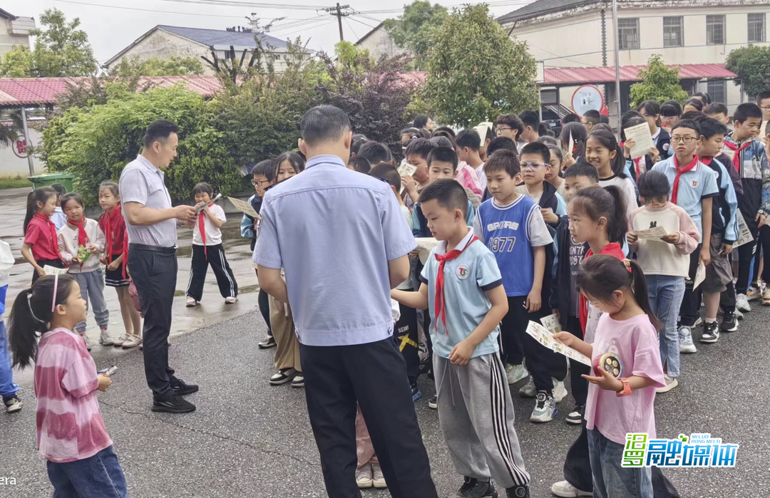 新市镇开展“知路 护路 爱路”宣传月活动