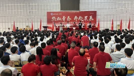 十八而志逐梦扬帆！汨罗二中800余名学生跨过“成人门”迎接高考