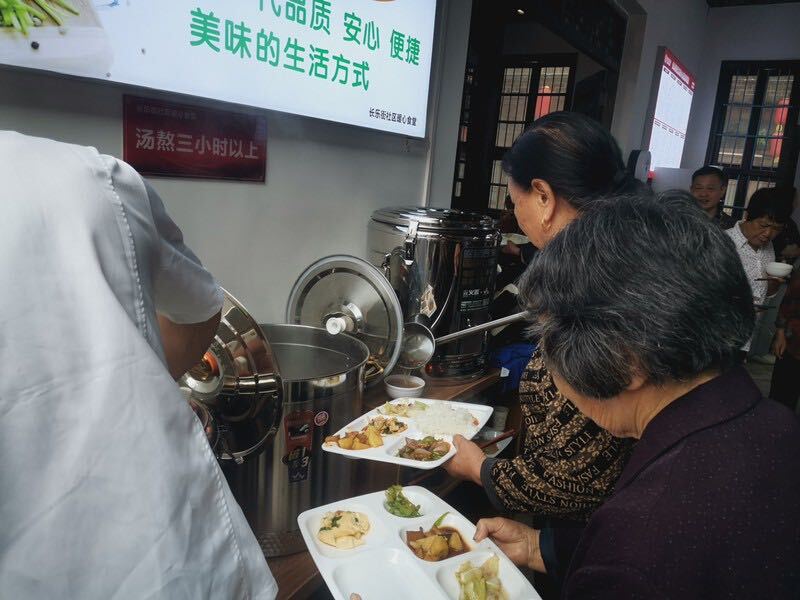 汨罗长乐街社区：暖心食堂开业，居民乐享幸福“食”光