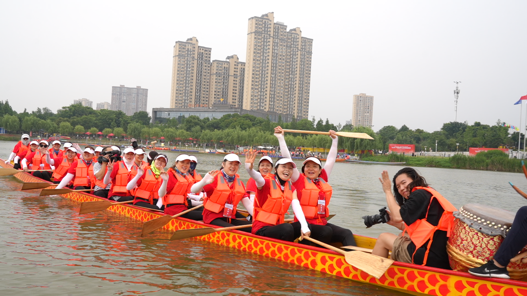 2024我们的节日·端午丨“乘风破浪的姐姐”！ 汨罗女子龙舟队飒爽亮相